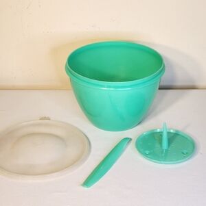 Vintage Tupperware Jadeite Lettuce Crisper #679 With Domed Lid, Spike And Corer